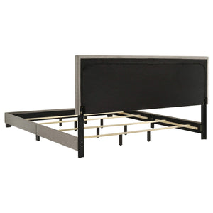 Cama King con paneles tapizados en tela Dorian, color topo