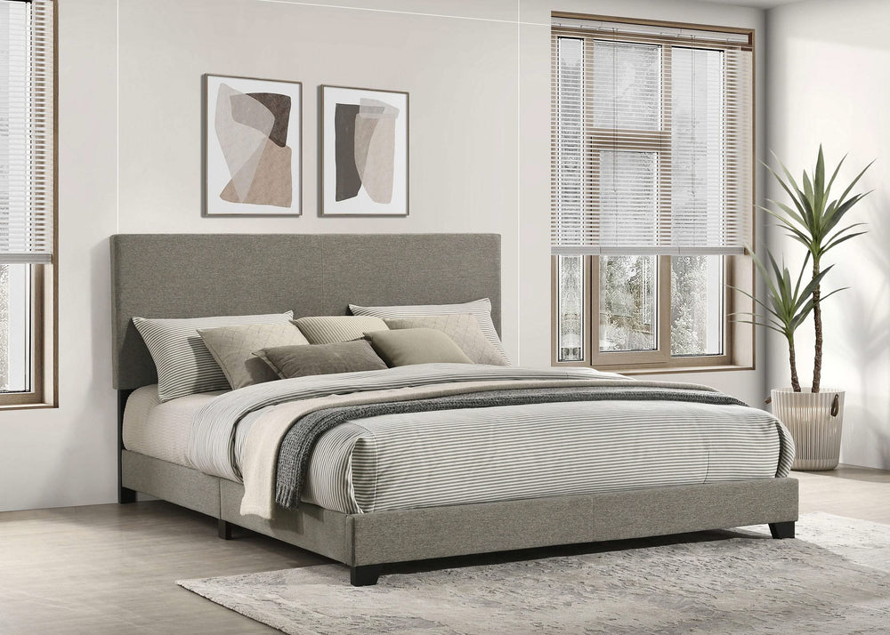 Cama California King con paneles tapizados en tela Dorian, color topo