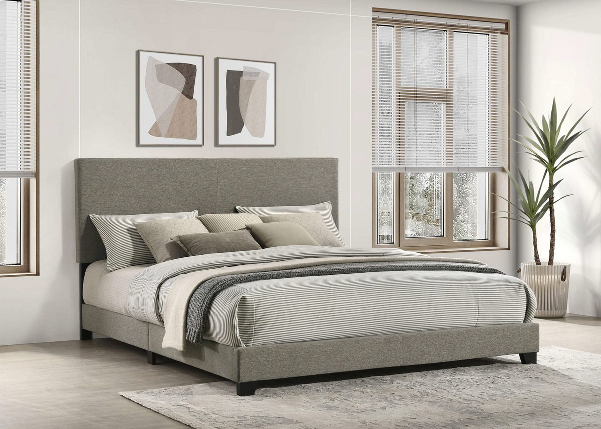 Cama California King con paneles tapizados en tela Dorian, color topo