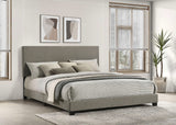 Cama California King con paneles tapizados en tela Dorian, color topo