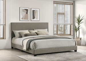 Cama California King con paneles tapizados en tela Dorian, color topo