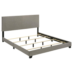 Cama California King con paneles tapizados en tela Dorian, color topo