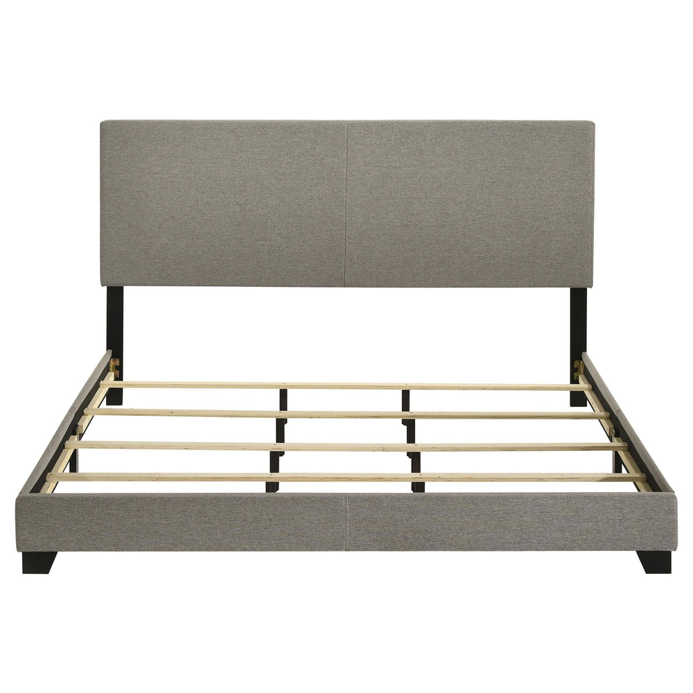 Cama California King con paneles tapizados en tela Dorian, color topo