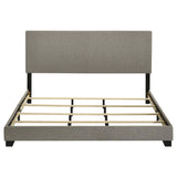 Cama California King con paneles tapizados en tela Dorian, color topo