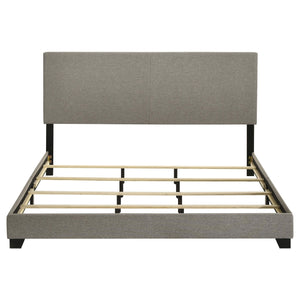 Cama California King con paneles tapizados en tela Dorian, color topo