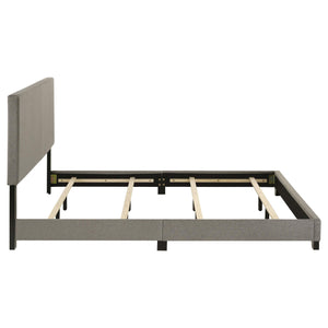 Cama California King con paneles tapizados en tela Dorian, color topo