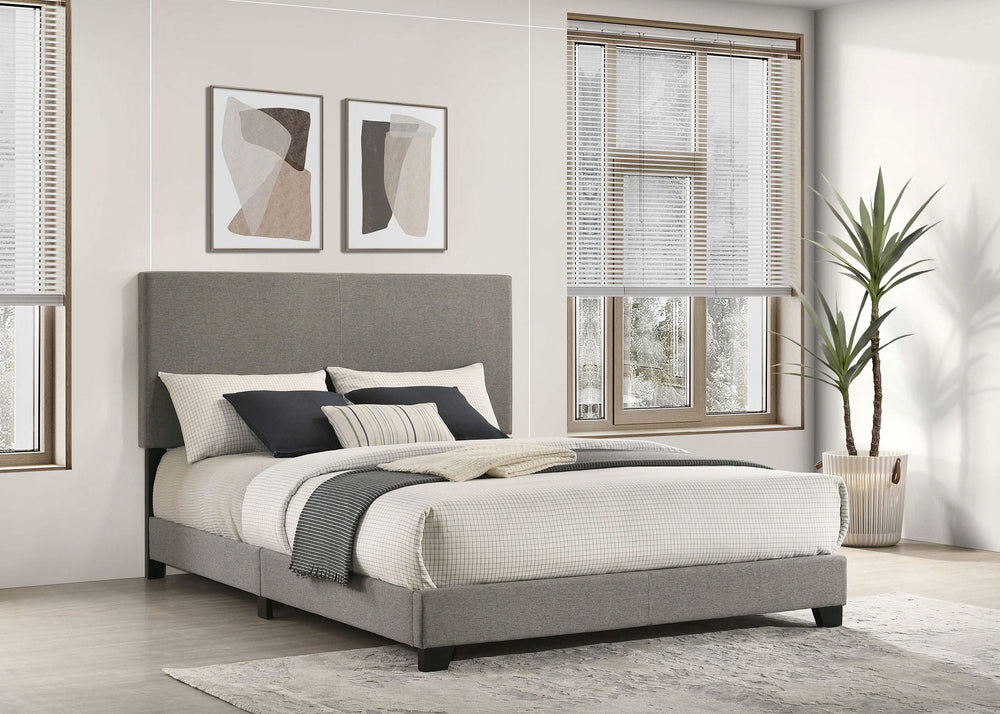 Cama Queen con paneles tapizados en tela Dorian, color topo