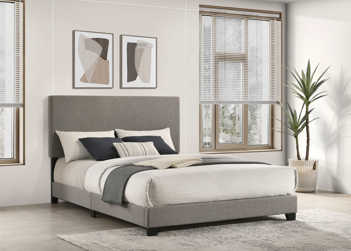 Cama Queen con paneles tapizados en tela Dorian, color topo