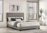Cama Queen con paneles tapizados en tela Dorian, color topo