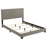 Cama Queen con paneles tapizados en tela Dorian, color topo