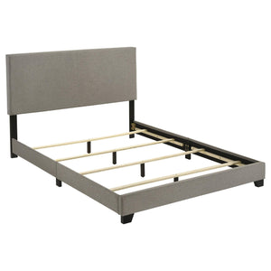 Cama Queen con paneles tapizados en tela Dorian, color topo