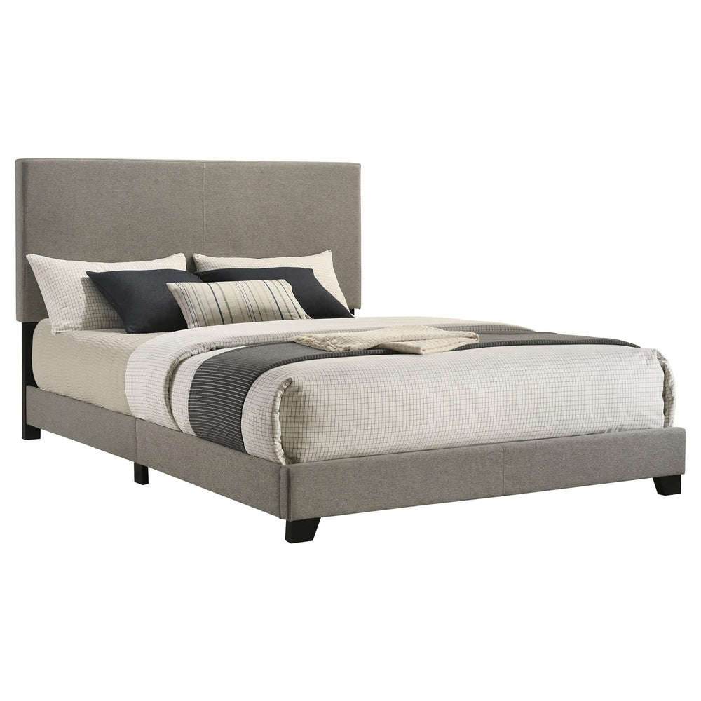 Cama Queen con paneles tapizados en tela Dorian, color topo