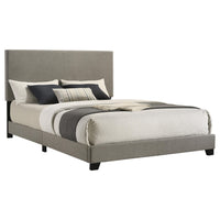 Cama Queen con paneles tapizados en tela Dorian, color topo