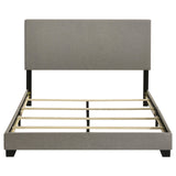 Cama Queen con paneles tapizados en tela Dorian, color topo