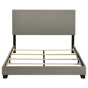 Cama Queen con paneles tapizados en tela Dorian, color topo