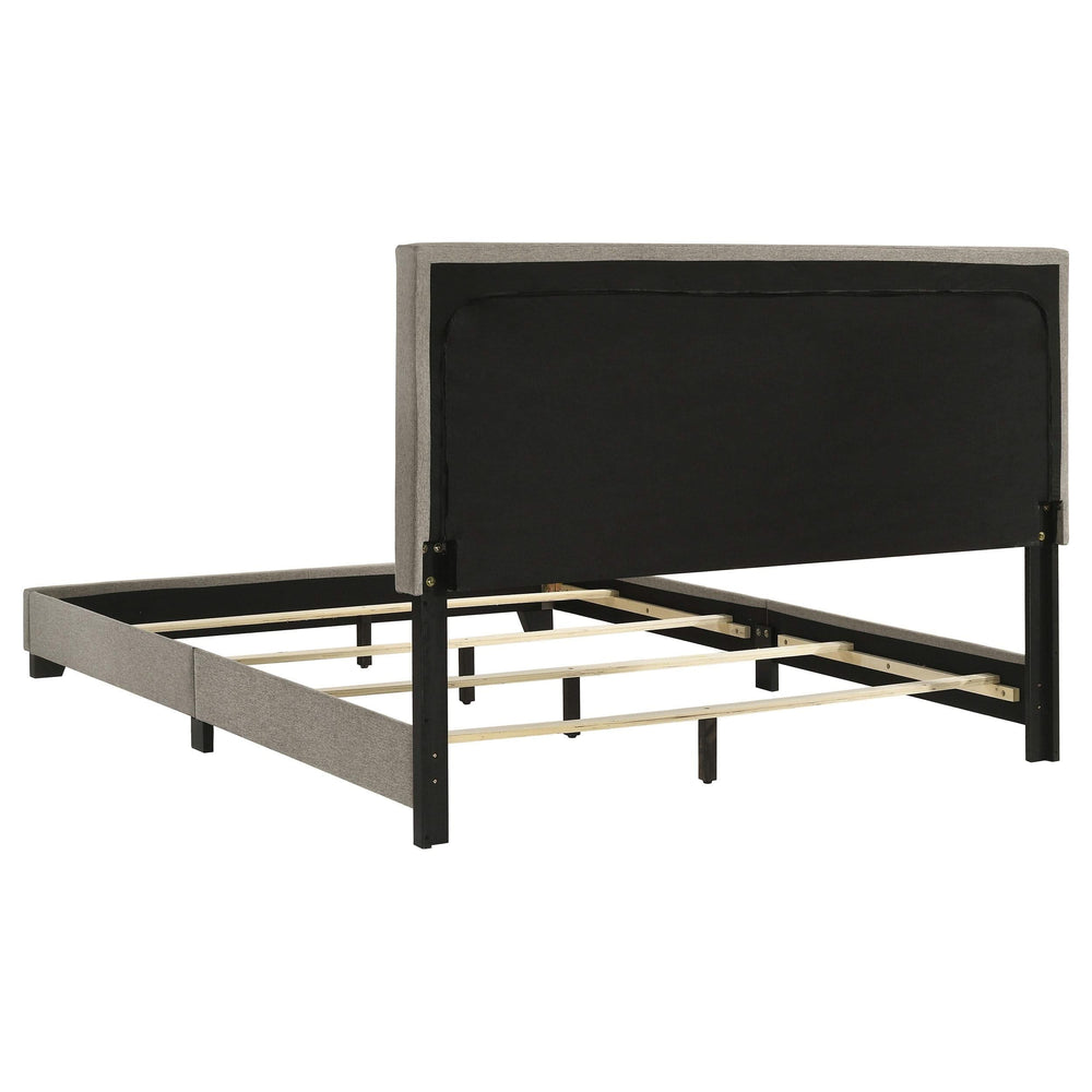 Cama Queen con paneles tapizados en tela Dorian, color topo