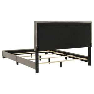 Cama Queen con paneles tapizados en tela Dorian, color topo