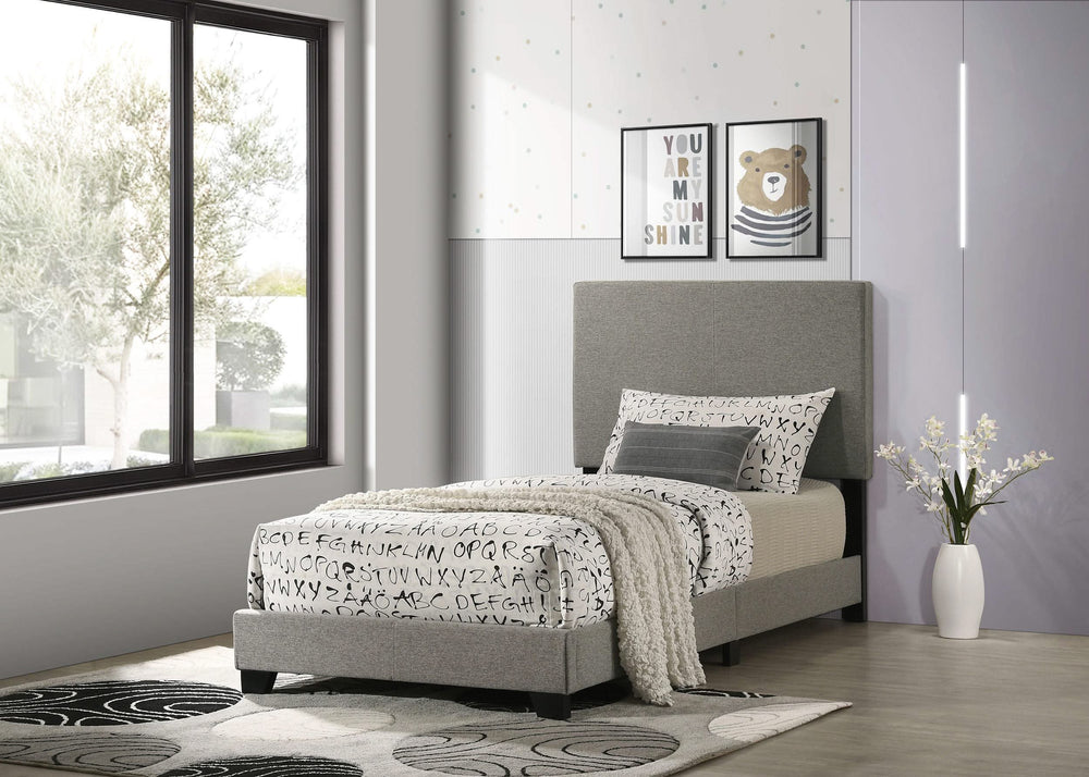 Cama doble con paneles tapizados en tela Dorian, color topo