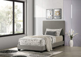 Cama doble con paneles tapizados en tela Dorian, color topo