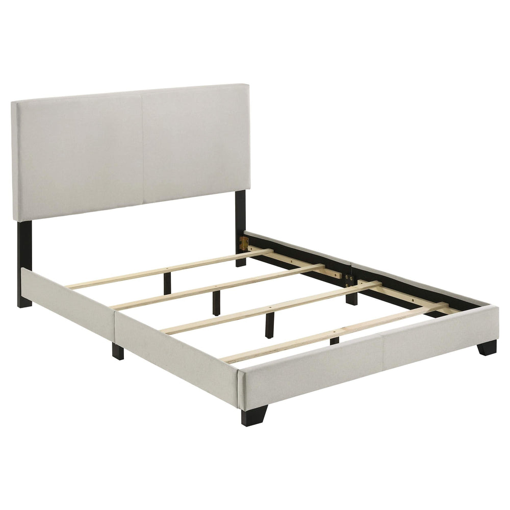 Cama de matrimonio Dorian con tapizado en tela color crema