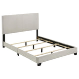 Cama de matrimonio Dorian con tapizado en tela color crema
