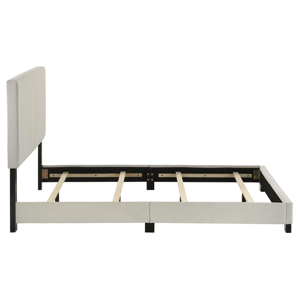 Cama de matrimonio Dorian con tapizado en tela color crema