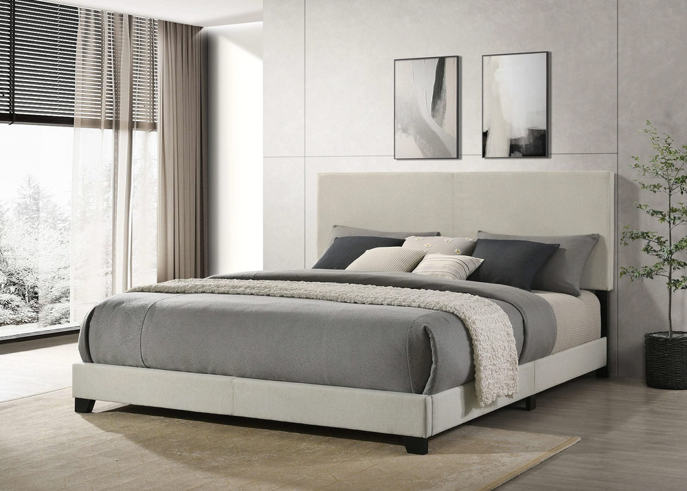 Cama King con paneles tapizados en tela Dorian, color crema