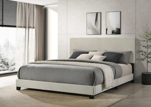 Cama King con paneles tapizados en tela Dorian, color crema