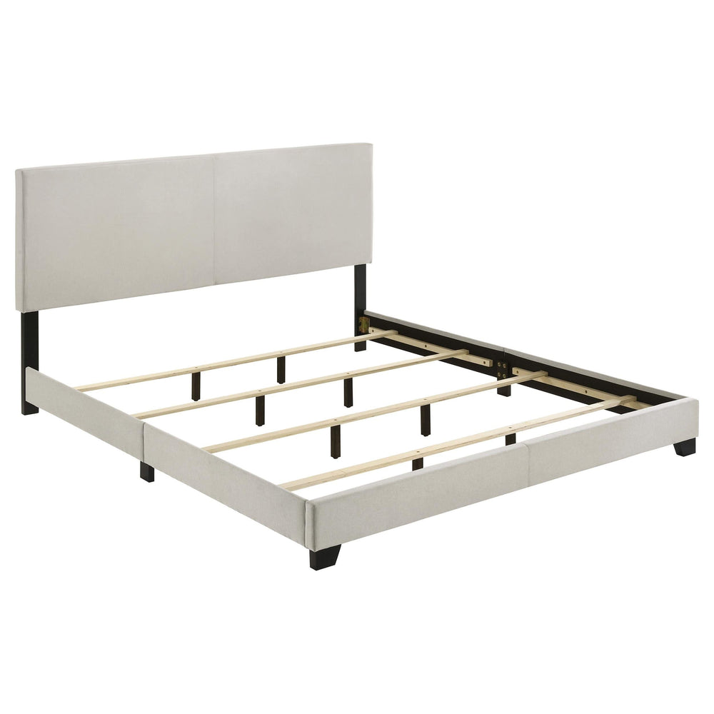 Cama King con paneles tapizados en tela Dorian, color crema