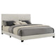 Cama King con paneles tapizados en tela Dorian, color crema