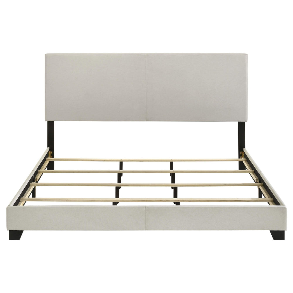 Cama King con paneles tapizados en tela Dorian, color crema