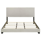 Cama King con paneles tapizados en tela Dorian, color crema