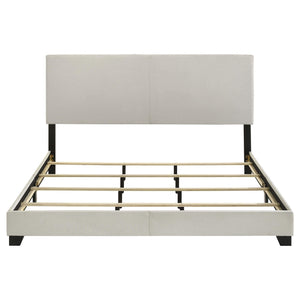 Cama King con paneles tapizados en tela Dorian, color crema