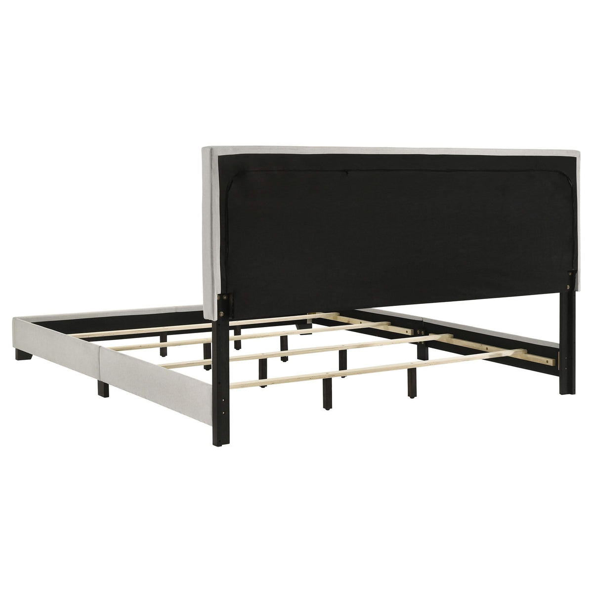 Cama King con paneles tapizados en tela Dorian, color crema