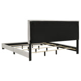 Cama King con paneles tapizados en tela Dorian, color crema