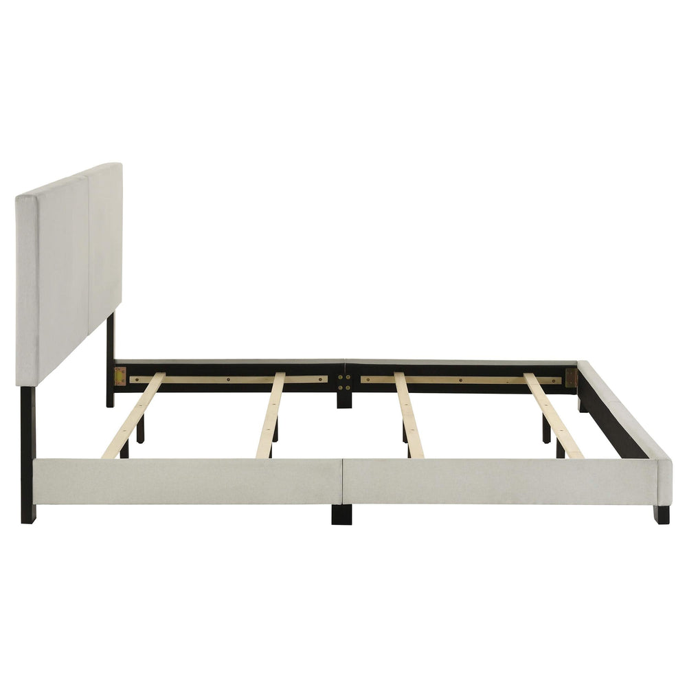Cama King con paneles tapizados en tela Dorian, color crema
