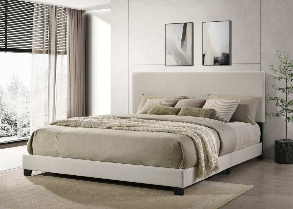 Cama California King con paneles tapizados en tela Dorian, color crema