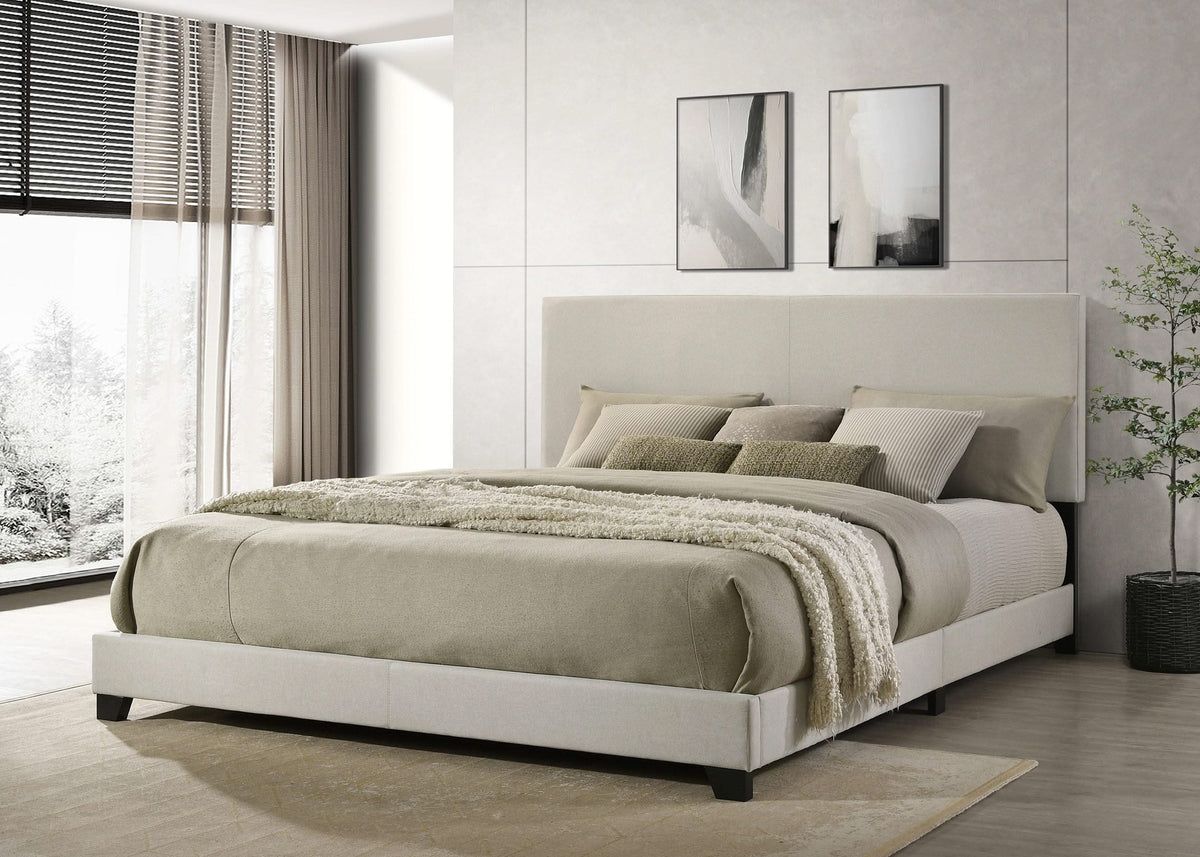 Cama California King con paneles tapizados en tela Dorian, color crema