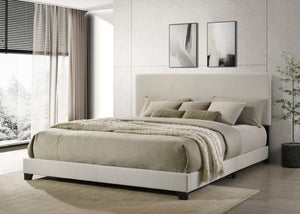 Cama California King con paneles tapizados en tela Dorian, color crema