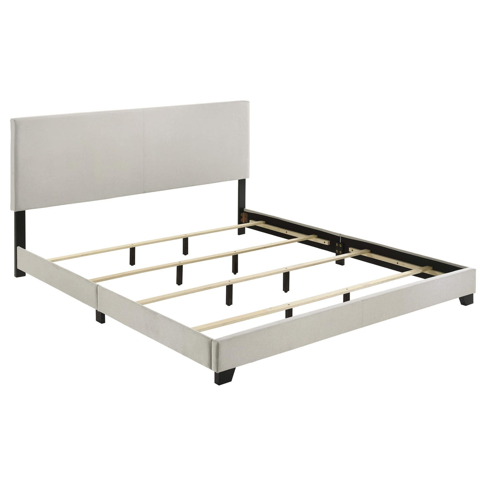 Cama California King con paneles tapizados en tela Dorian, color crema