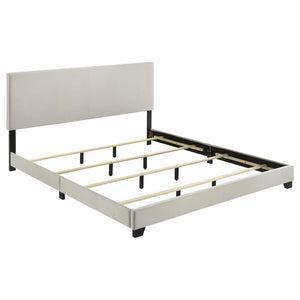 Cama California King con paneles tapizados en tela Dorian, color crema