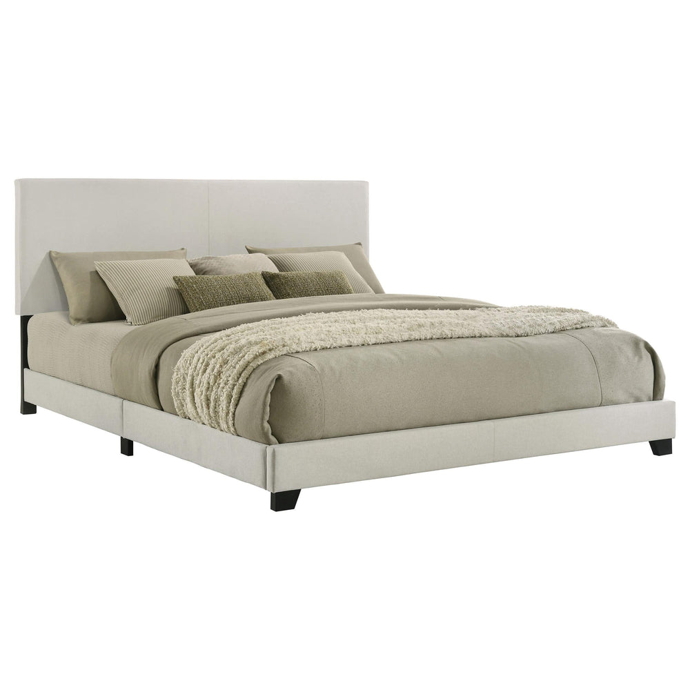 Cama California King con paneles tapizados en tela Dorian, color crema