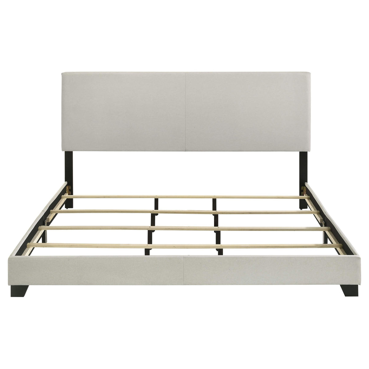 Cama California King con paneles tapizados en tela Dorian, color crema
