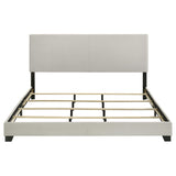 Cama California King con paneles tapizados en tela Dorian, color crema