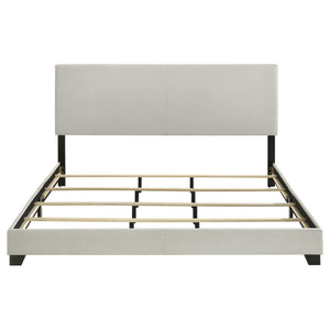 Cama California King con paneles tapizados en tela Dorian, color crema