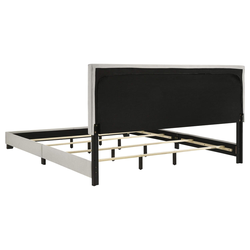 Cama California King con paneles tapizados en tela Dorian, color crema
