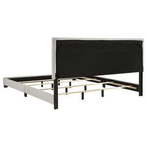 Cama California King con paneles tapizados en tela Dorian, color crema