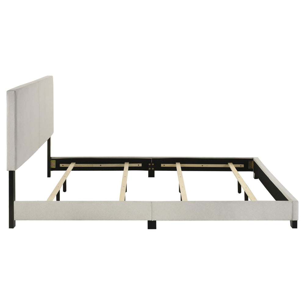 Cama California King con paneles tapizados en tela Dorian, color crema