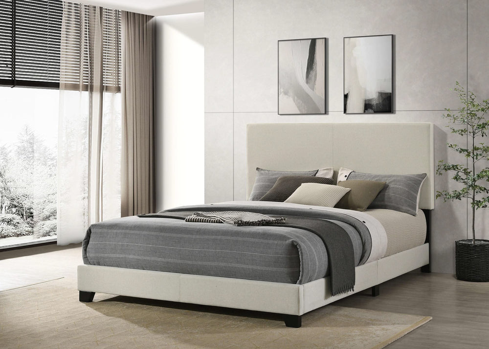 Cama Queen con paneles tapizados en tela Dorian, color crema