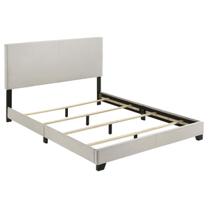 Cama Queen con paneles tapizados en tela Dorian, color crema